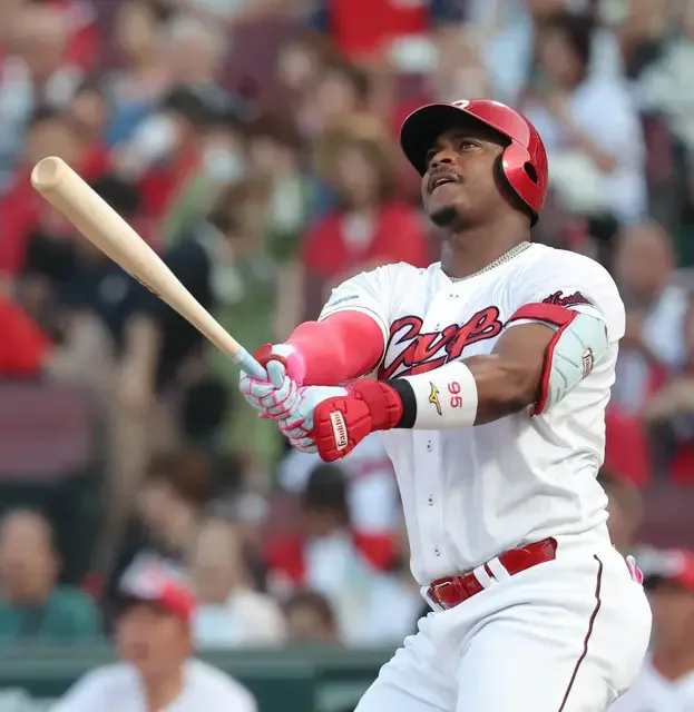 Carp Aim for Historic Ninth Straight Home Run Against Hanshin at Mazda Stadium