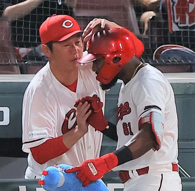 Carp Complete Back-to-Back Wins Over League-Leading Tigers as Sakakura Delivers Go-Ahead Hit