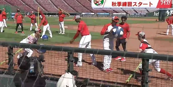 Hiroshima Carp Begin Fall Training at Mazda Stadium: Manager Takahiro Arai Vows to Push Players to Their Physical Limits