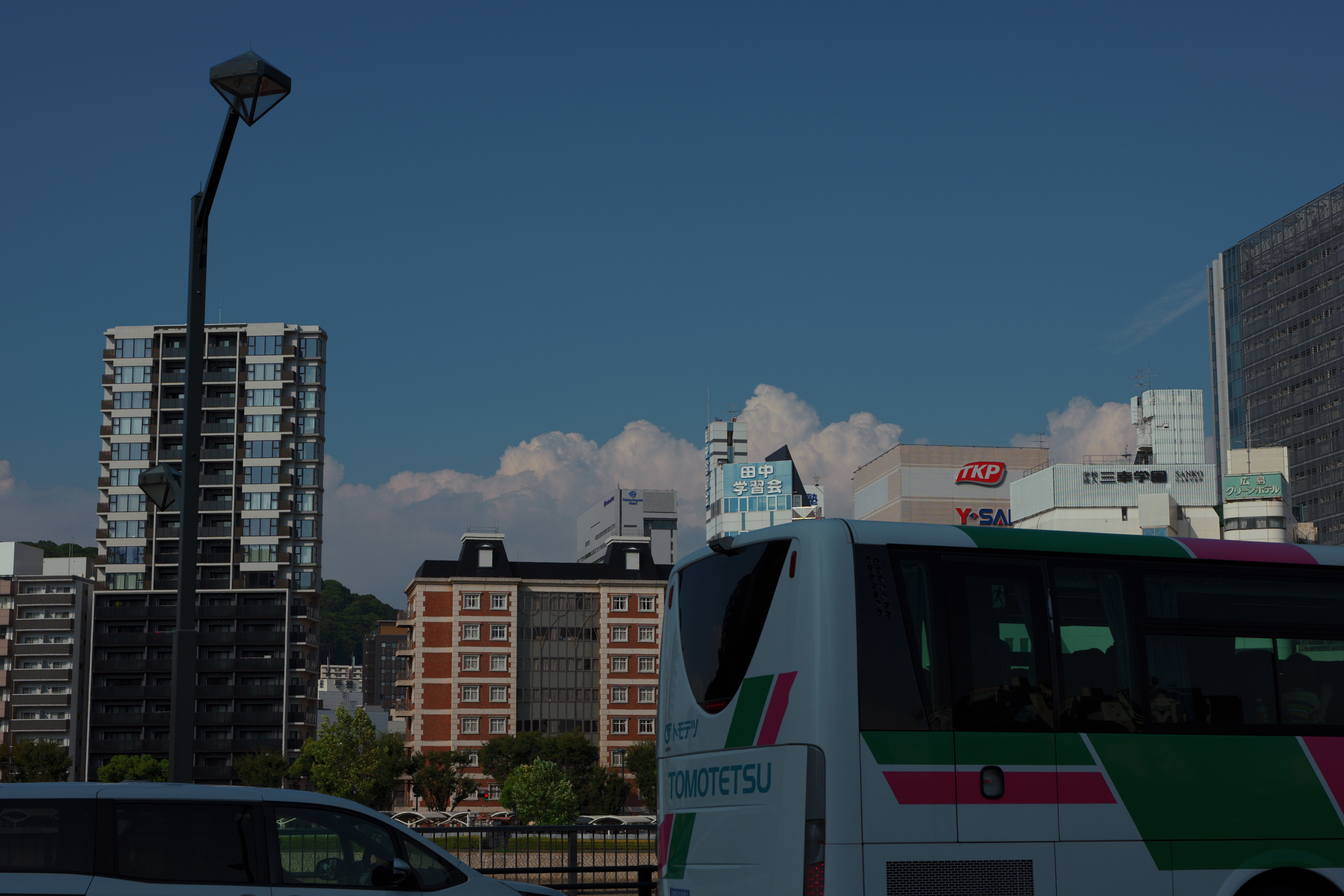 同時に日に温められた地上は入道雲を生み出す

At the same time, the sun-heated ground gives rise to towering clouds